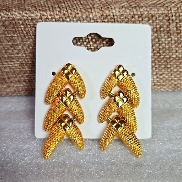 Elegant Gold tone  drop Earrings - Picture 7 of 16